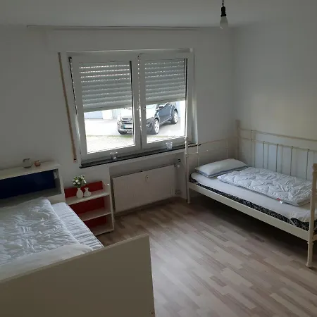 Ferien- Und Monteurwohnung Naehe Bahnhof Τρόισντορφ